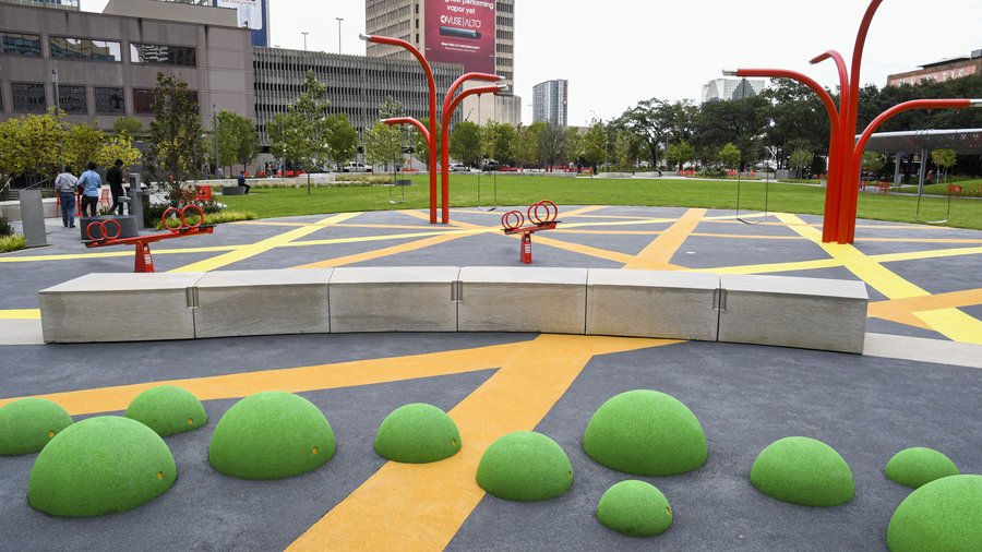 City Park Instead of Parking Lots: Pacific Plaza - Topos Magazine