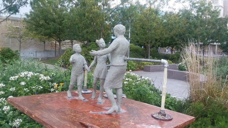 marian-spencer-statue*750xx2560-1440-0-0