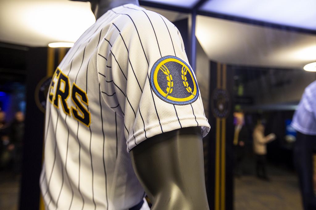 Milwaukee Brewers unveil new logo and uniforms for 50th