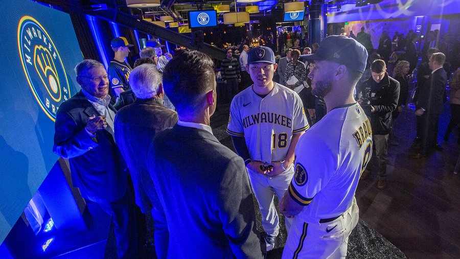 Brewers unveil updated logo, new uniforms at Miller Park