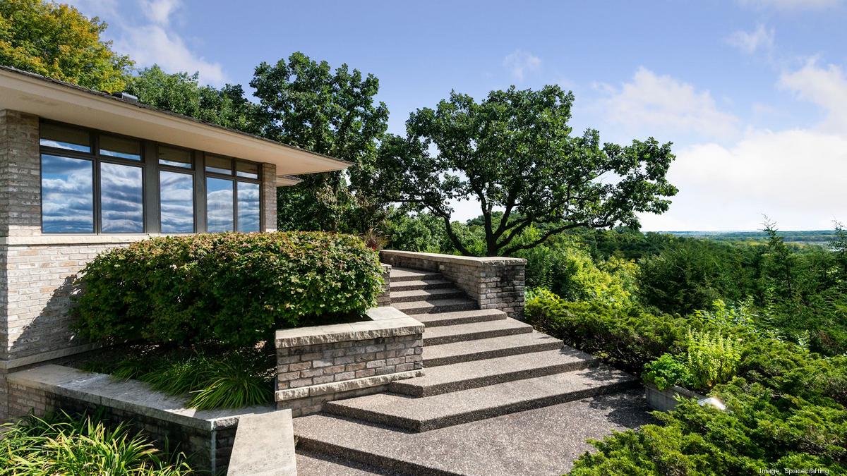 Chanhassen home with sweeping Minnesota River Valley views, 5acre lot