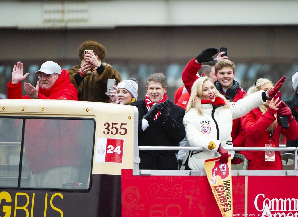 Chilly Chiefs fans turn out for Super Bowl victory parade - Los