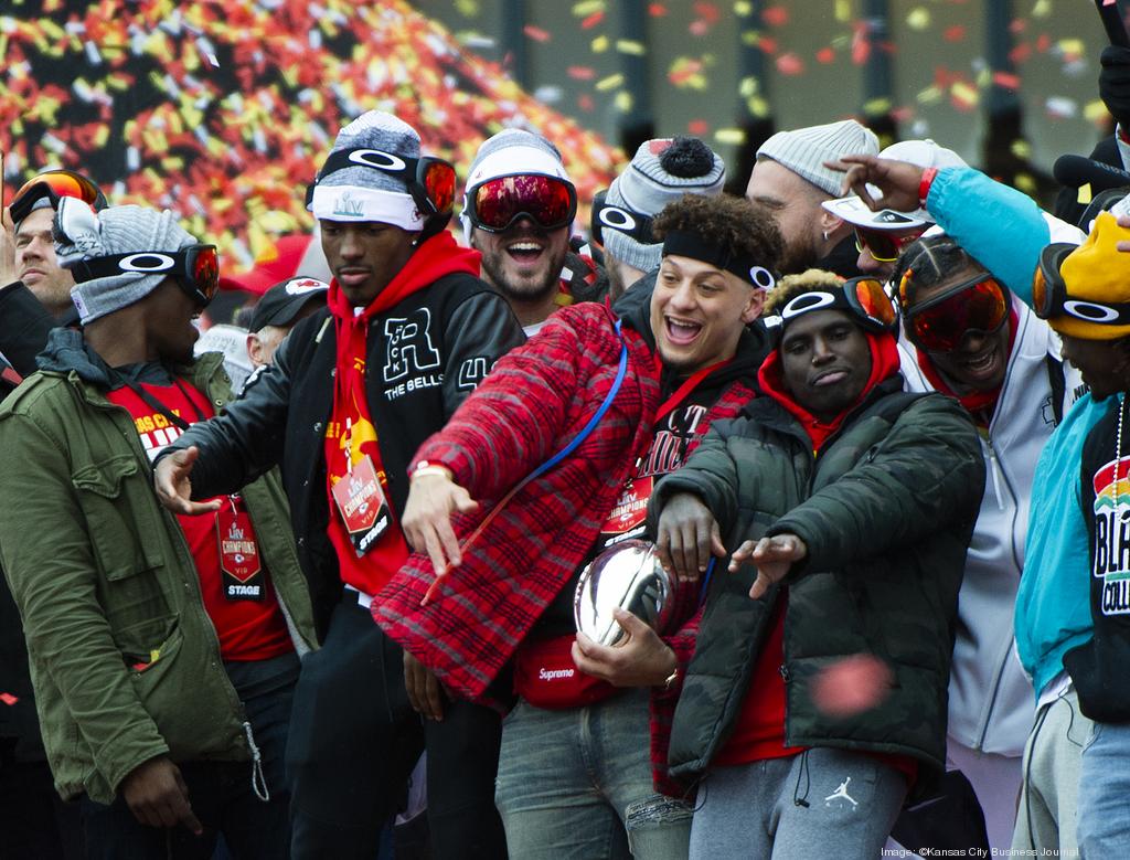 How many fans packed parade route for Chiefs? Crowd counting a