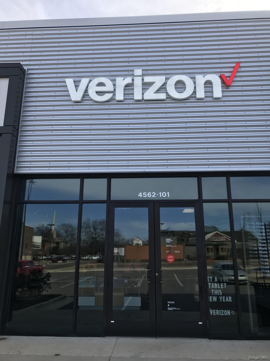 Abbi Rychlock and Scott Orellana opened a new Wireless Zone store in East Memphis, marking their