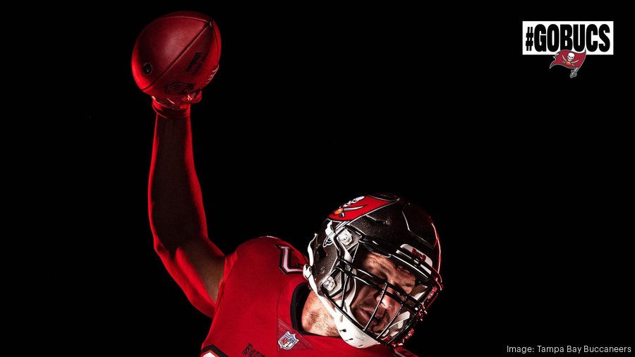 Buccaneers unveil first look at Rob Gronkowski in uniform