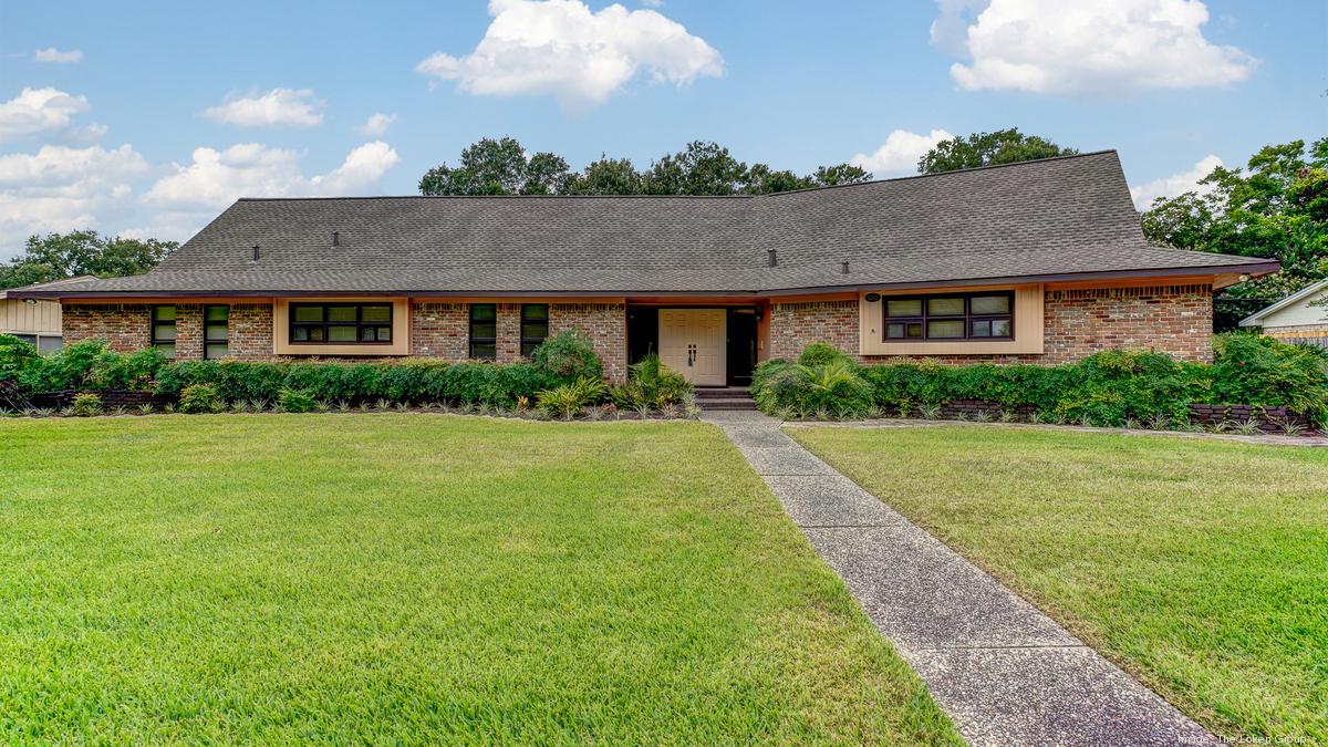 Neil Armstrong's former home near NASA's JSC for sale (photos