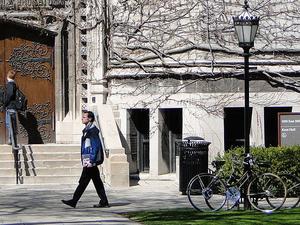 1024px-Central_Campus_Scene_-_University_of_Chicago_-_Illinois_-_USA_-_04