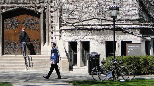 1024px-Central_Campus_Scene_-_University_of_Chicago_-_Illinois_-_USA_-_04