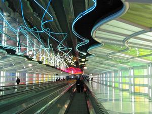 1280px-United_Airlines_corridor_Chicago_OHare_Airport_-_Flickr_-_skinnylawyer