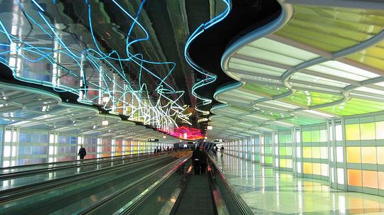 1280px-United_Airlines_corridor_Chicago_OHare_Airport_-_Flickr_-_skinnylawyer