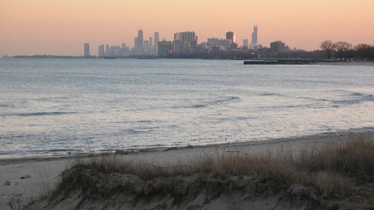 chicago_skyline_at_sunset_view_from_evanston