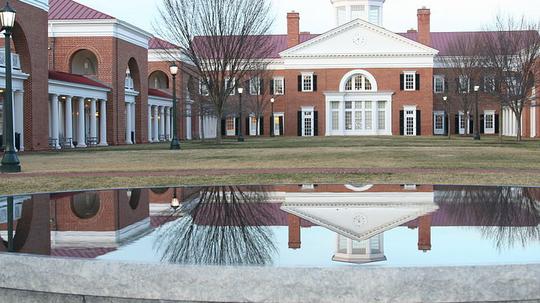 800px-Darden_School_lawn_reflection_UVa2