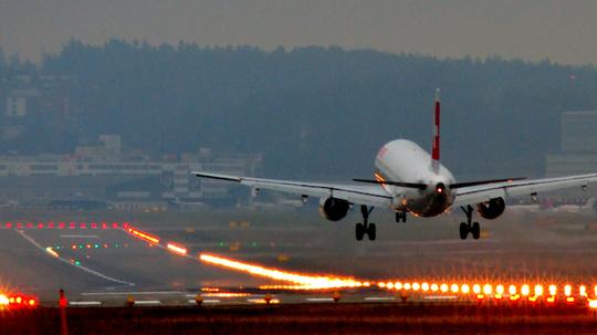 Landing_at_Zurich_International_Airport