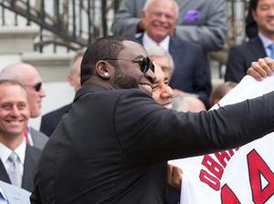 David_Ortiz_presents_Obama_a_jersey