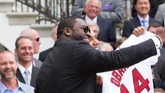 David_Ortiz_presents_Obama_a_jersey