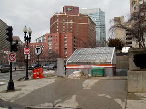 Tufts_Medical_Center_secondary_entrance