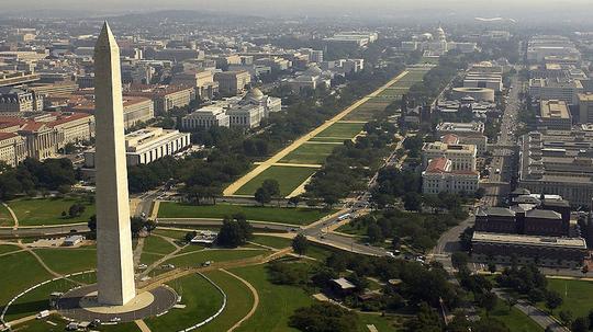 1024px-US_Navy_030926-F-2828D-307_Aerial_view_of_the_Washington_Monument