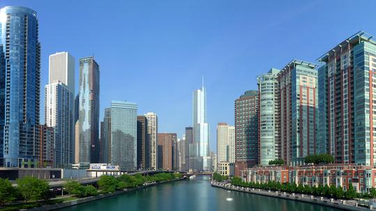 20090524_Buildings_along_Chicago_River_line_the_south_border_of_the_Near_North_Side_and_Streeterville_and_the_north_border_of_Chicago_Loop,_Lakeshore_East_and_Illinois_Center