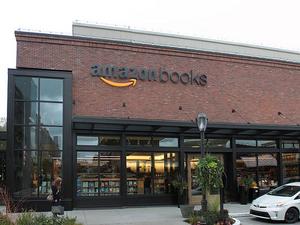 Amazon_Books_at_U_Village,_Seattle_(22955160585)