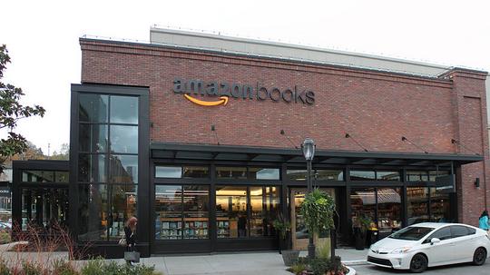 Amazon_Books_at_U_Village,_Seattle_(22955160585)