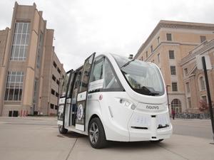 Navya-driverless-shuttle-at-COE-5F6A1260-1000w