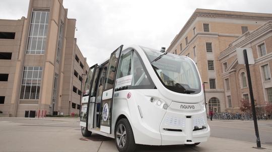 Navya-driverless-shuttle-at-COE-5F6A1260-1000w