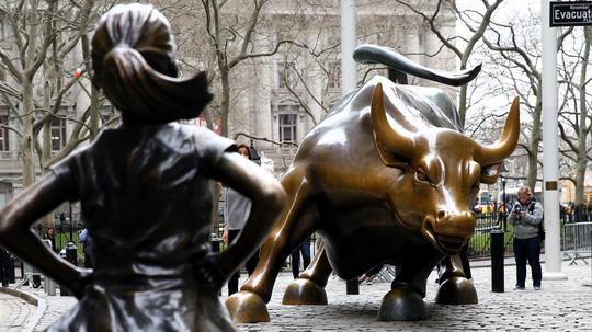 'Fearless Girl' statue face off Wall Street Bull in New York