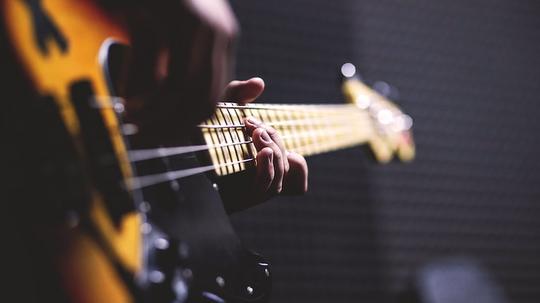 bass-guitar-chord-close-up-96380