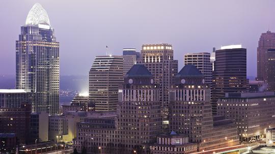 USA, Ohio, Cincinnati skyline at dawn