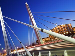 USA, Wisconsin, Milwaukee, suspension bridge at night