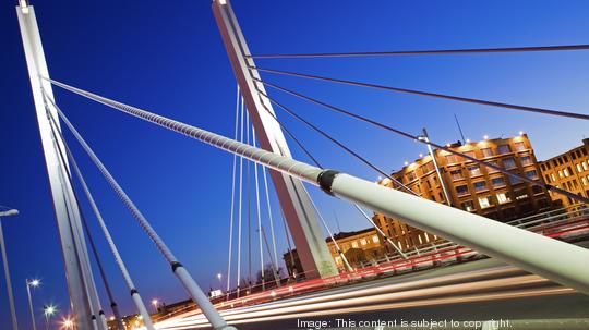 USA, Wisconsin, Milwaukee, suspension bridge at night