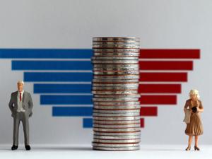 Bar charts and miniature people. The concept of gender wage gap.