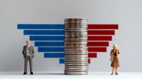 Bar charts and miniature people. The concept of gender wage gap.