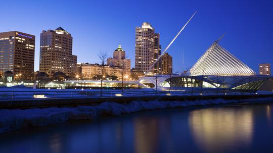 USA, Wisconsin, Milwaukee, Milwaukee Art Museum at night