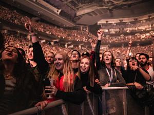 audience-concert-stadium