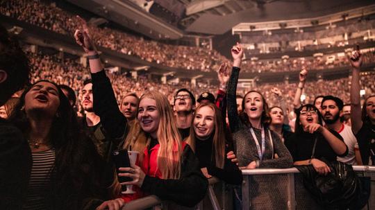 audience-concert-stadium