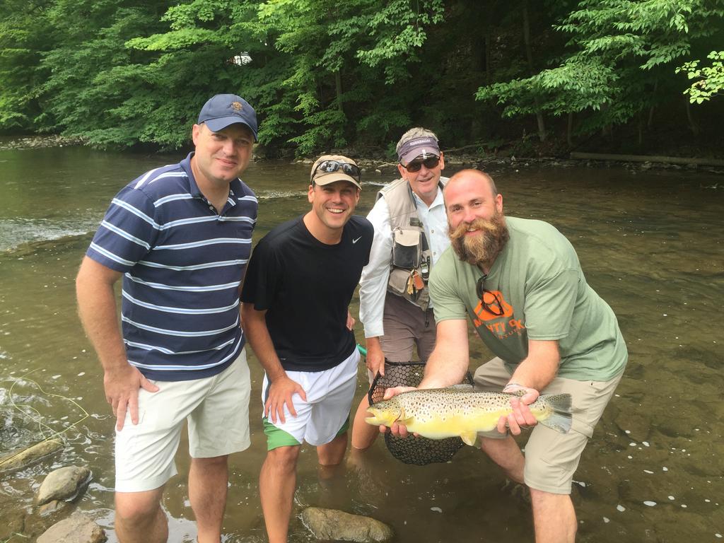 Steelers defensive lineman Keisel hosts kids for day of fishing