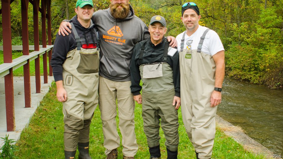 Steelers defensive lineman Keisel hosts kids for day of fishing