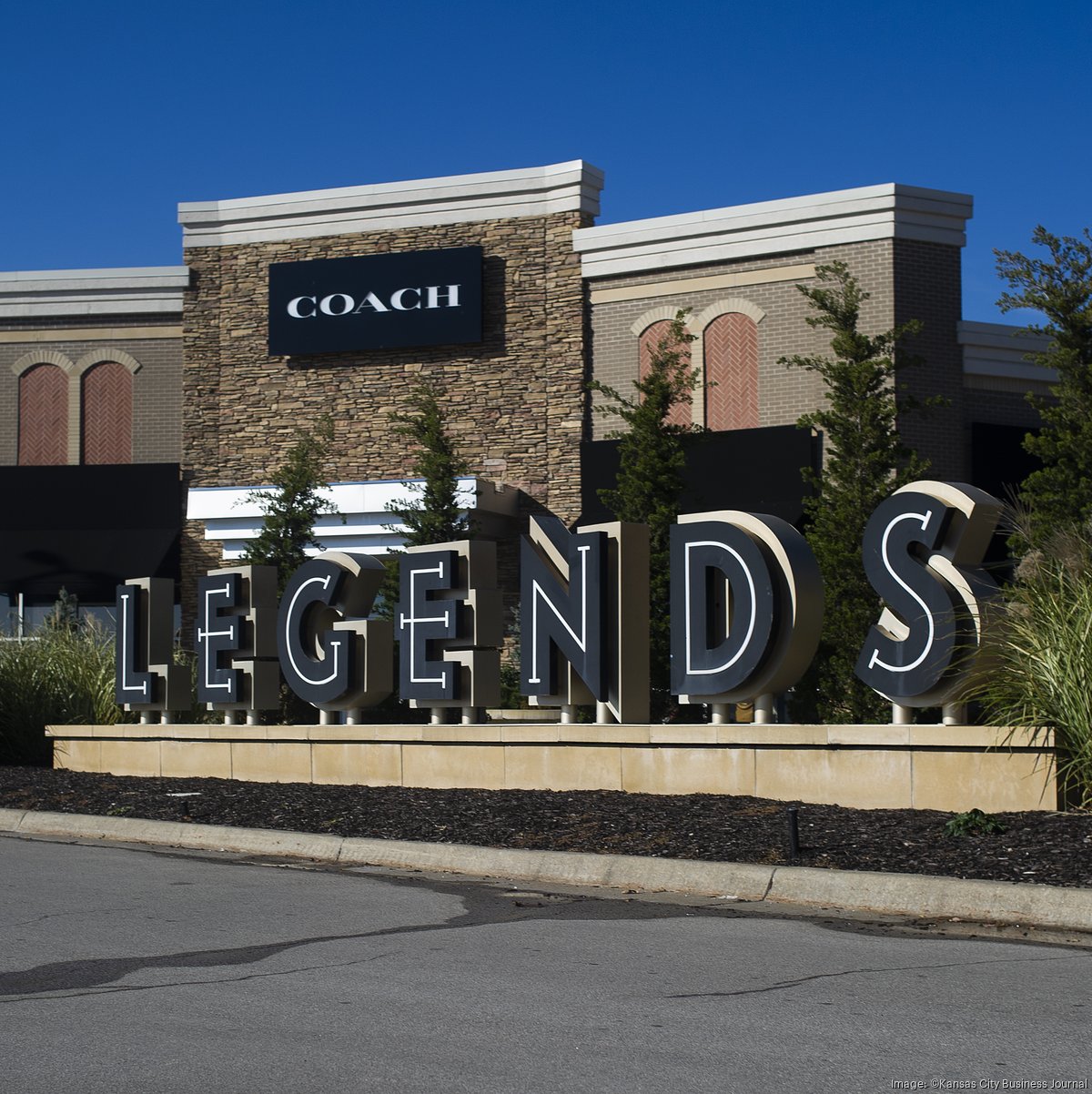 Steady stream of shoppers arrive at The Legends Outlets in KCK 