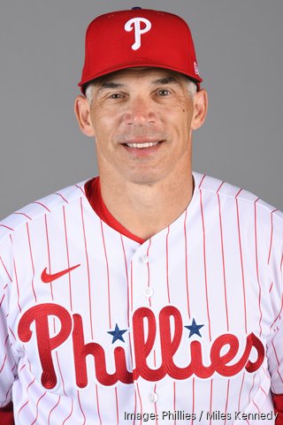 Thomson signs 2-year deal to remain as Phillies manager