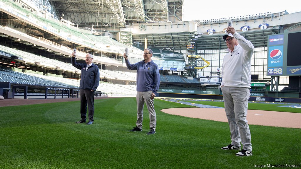 Brewers submit plan to allow fans in American Family Field for