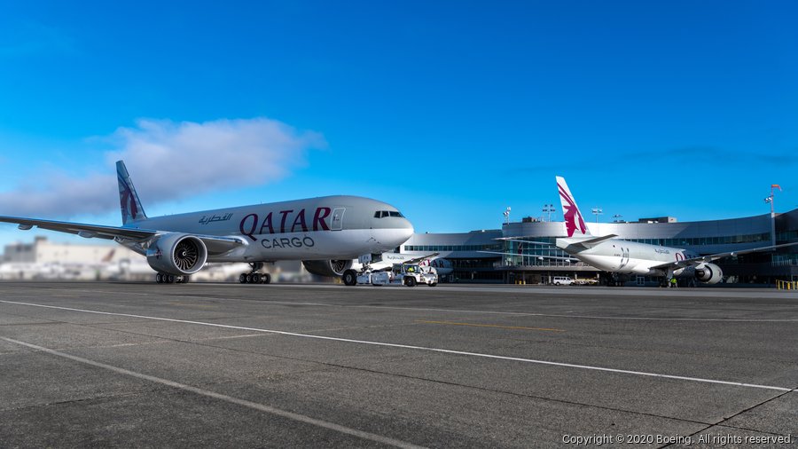 航空機・ヘリコプター Qatar Cargo Boeing 777-200 Freighter Qatar Airways Cargo Boeing 777-200 cargo plane at airport. Air