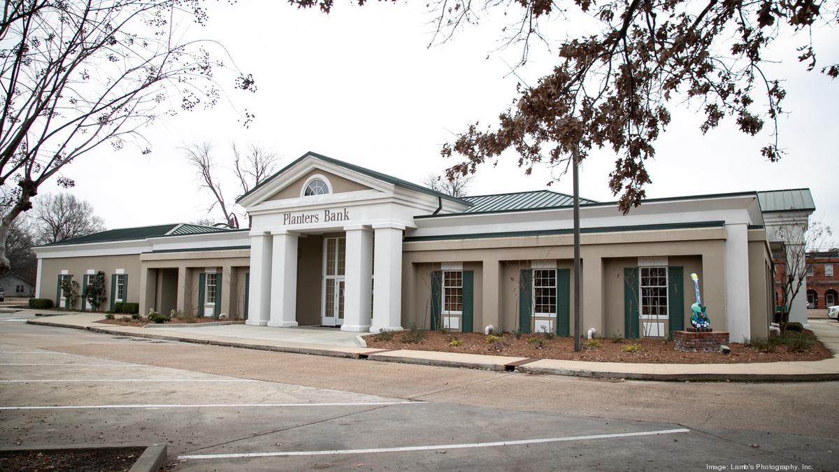 Alan Hargett of Planters Bank & Trust Co. and R. Kent Davis of First
