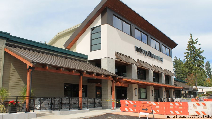 metropolitan-market-installing-signs-for-new-ballard-store-puget