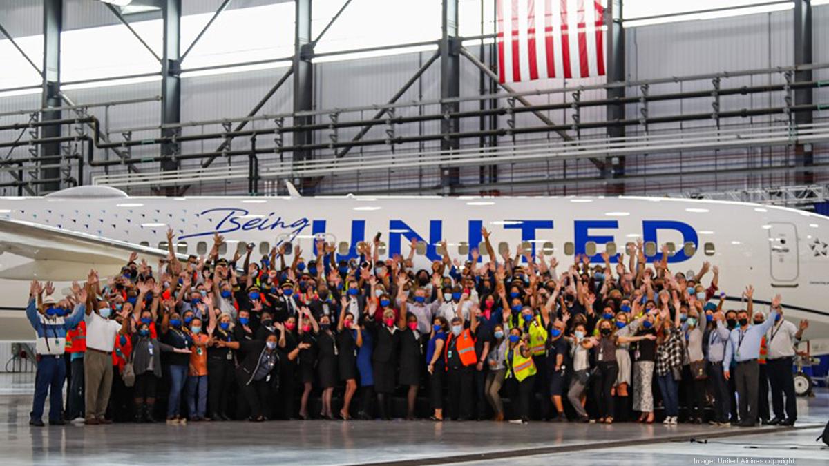 United Airlines giving each employee 1,000 Chicago Business Journal