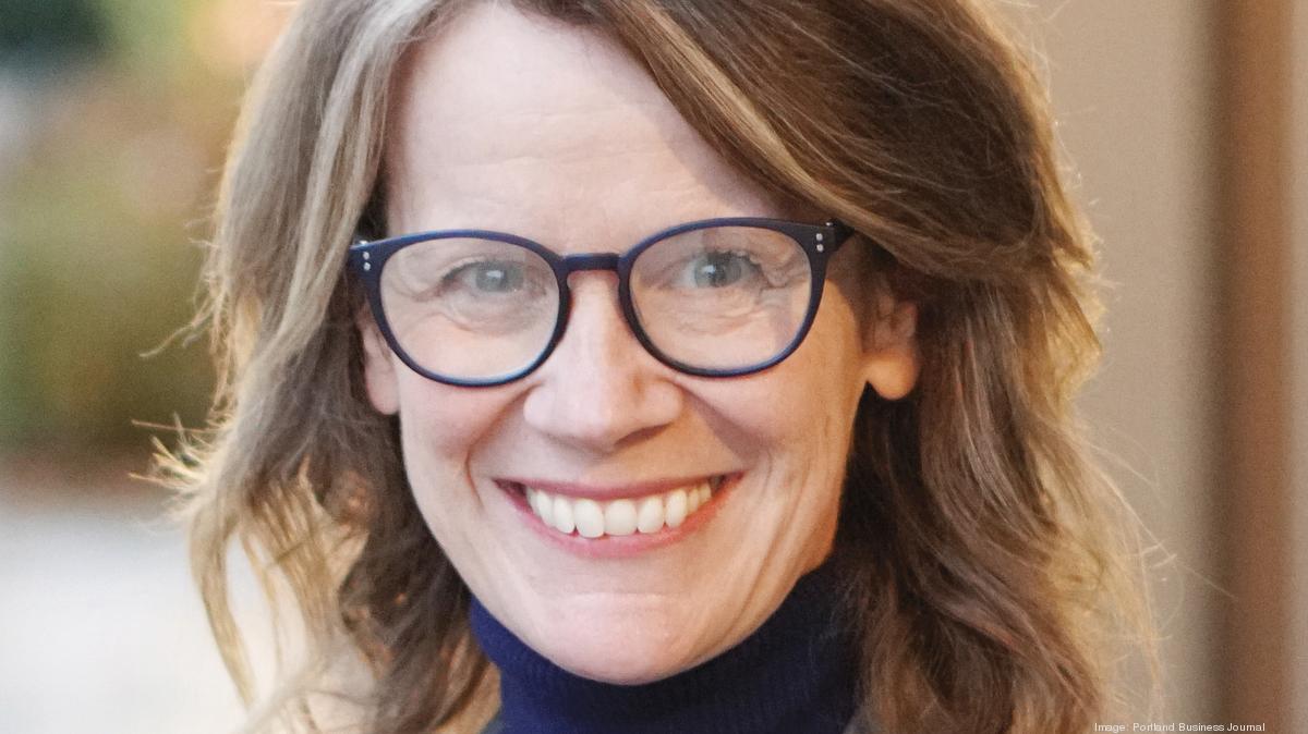 Portland Business Journal editor Suzanne Stevens awarded by Oregon