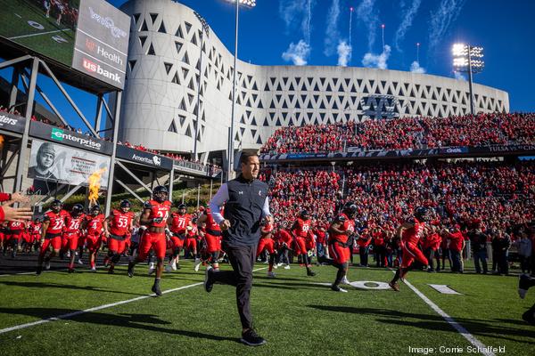 fickell-uc-running-on-field*600xx1800-12