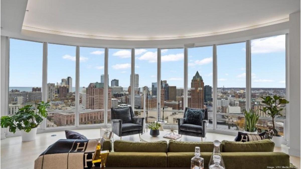 See 28thfloor Moderne condo with panoramic views listed at 1.29