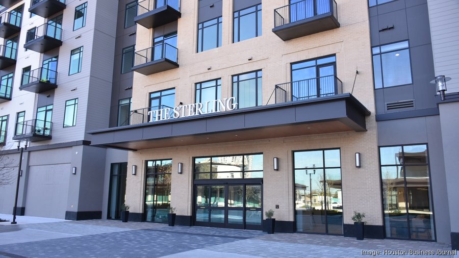 Look inside The Sterling at Regent Square apartments near Buffalo Bayou
