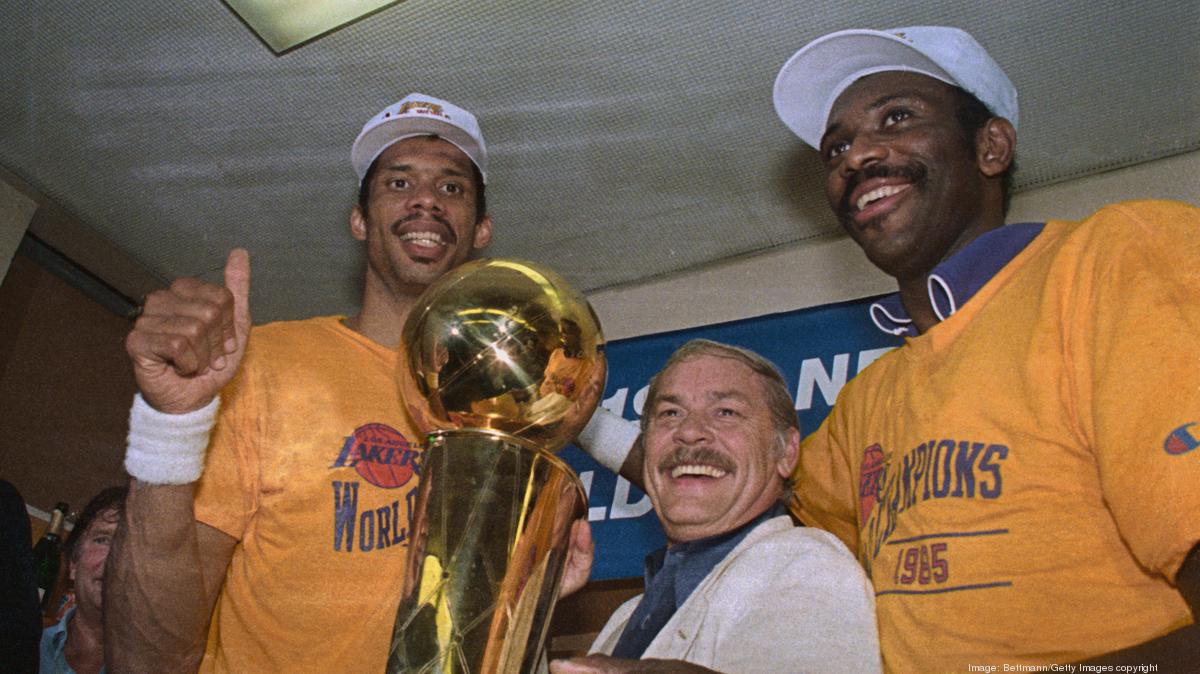 Remembering Jerry Buss and the real-life characters of Winning Time afbeelding